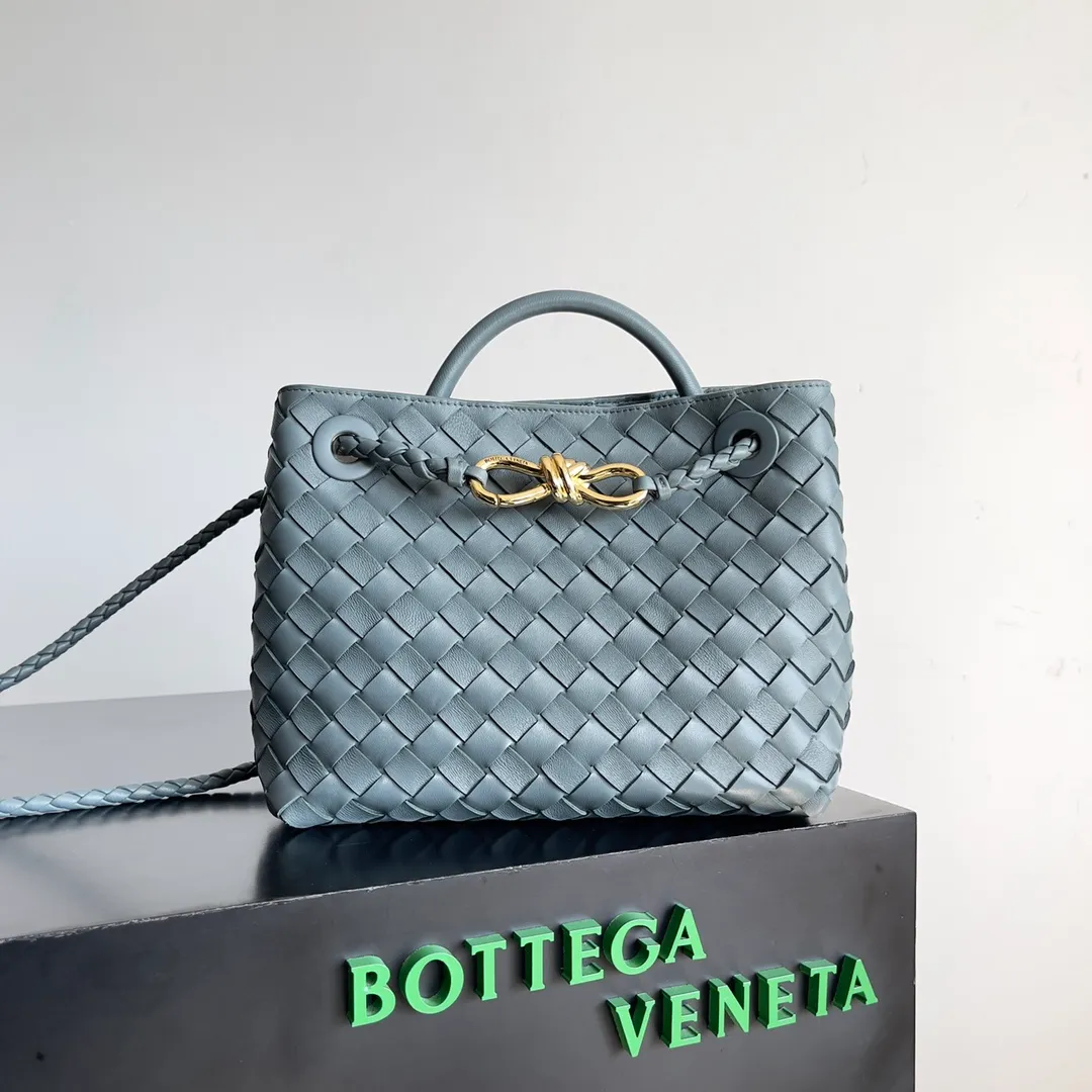 The 2023 new Andiamo batch of 1860 BV has been shipped‼ ️Really popular🔥The new Andiamo woven handbag launched by Bottega Veneta this season is really popular all over the world! ! Celebrities at home and abroad have worn it, and Oscar-winning actress Michelle Yeoh has taken it out on the street. Song Jia, Trai Yara, Yu Feihong, Sanji Ayaka, Rosie Hunting-Whiteley, Yoshioka Riho, etc. have all picked up this bag. It is classic and versatile, showing off its temperament, and the bag capacity is also large, which is very convenient for daily commuting! ! A variety of carrying methods, the shoulder straps can be adjusted by yourself, the original lambskin feels soft and delicate, and the neutral style is made to break gender boundaries and bring a more practical and longer-lasting use experience. Andiamo, which has both elegant and casual styles, perfectly interprets the true appearance of "fashionable old money style". Style number: 743568 Size: 25*22*10.5cm